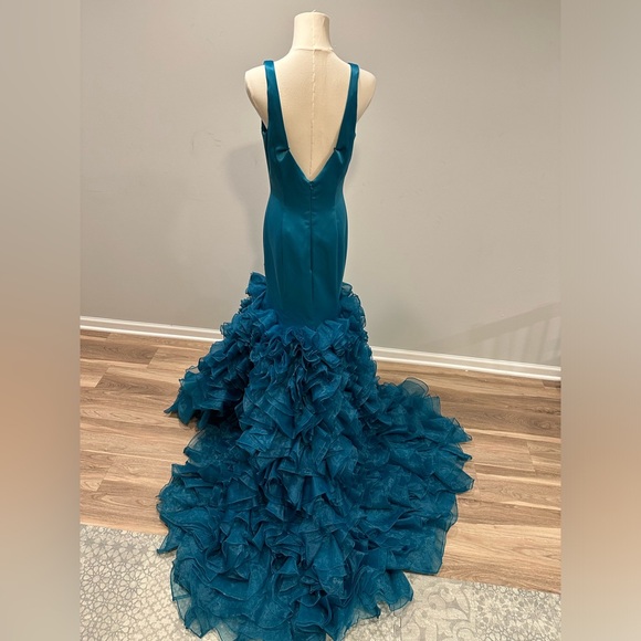 Be the belle of the ball! Beyond gorgeous! Size 8 NWT. Beautiful color blue. - Picture 4 of 6